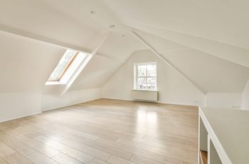 an empty room with wood flooring and white paint on the walls there is a large window in the corner SSUCv3H4sIAAAAAAAACpySz27DIAzG75P2DhHnRsoCStu9SrWDAadBpRAB6TRVfffxJ4nYdbf4Z/uzP5zn+1vTEA5eCfLZPFMUY6X14oODoKyJuDus3KGR6GrycHToagCqjlCqYJ0CXUMOQUwG7hihWbRO+JWTxAcIi0efdlmRgIDXqFHgLlEWvpS42RI5GTtiipBDxfzCM9tQEf9XZ/n42g1f0YifvHBlxKFGKEYupZTcvgO6e20NFqls5ephBehUQCslUDM4+NM3OyWUuVbEhinfZVMSdjHBpa12M0RbOwPX6dXHOAY3PoH3sVxuvJot4l9g79UcY0P2tKoSGY+Twg9KWX8+dadjT4djf6bHtaAcdFJRJ6+zCcVY3JSsXam0AWESceSStciGrmUUoeWMyZYiH4czlzAOLN7i9QsAAP//AwBdPjIguQIAAA==
